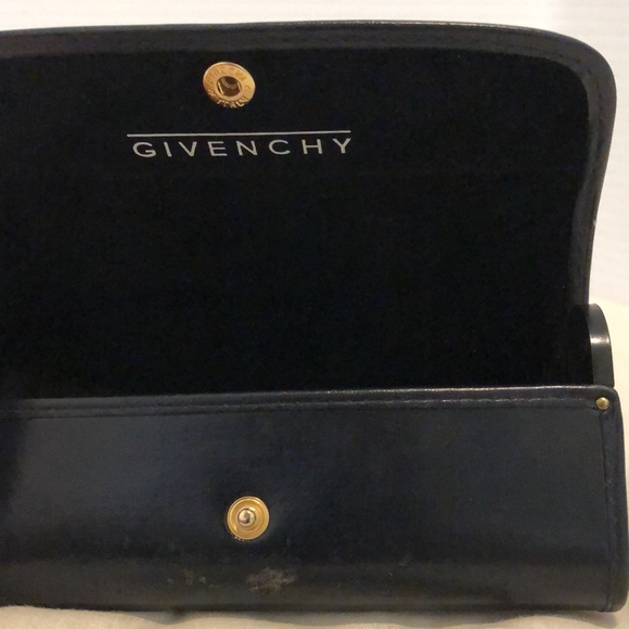 Givinchy glasses case. - Picture 4 of 4
